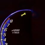 エンジンオイルのメンテナンス表示灯（スパナマーク）が出たら？点灯の仕組みと放置のリスク