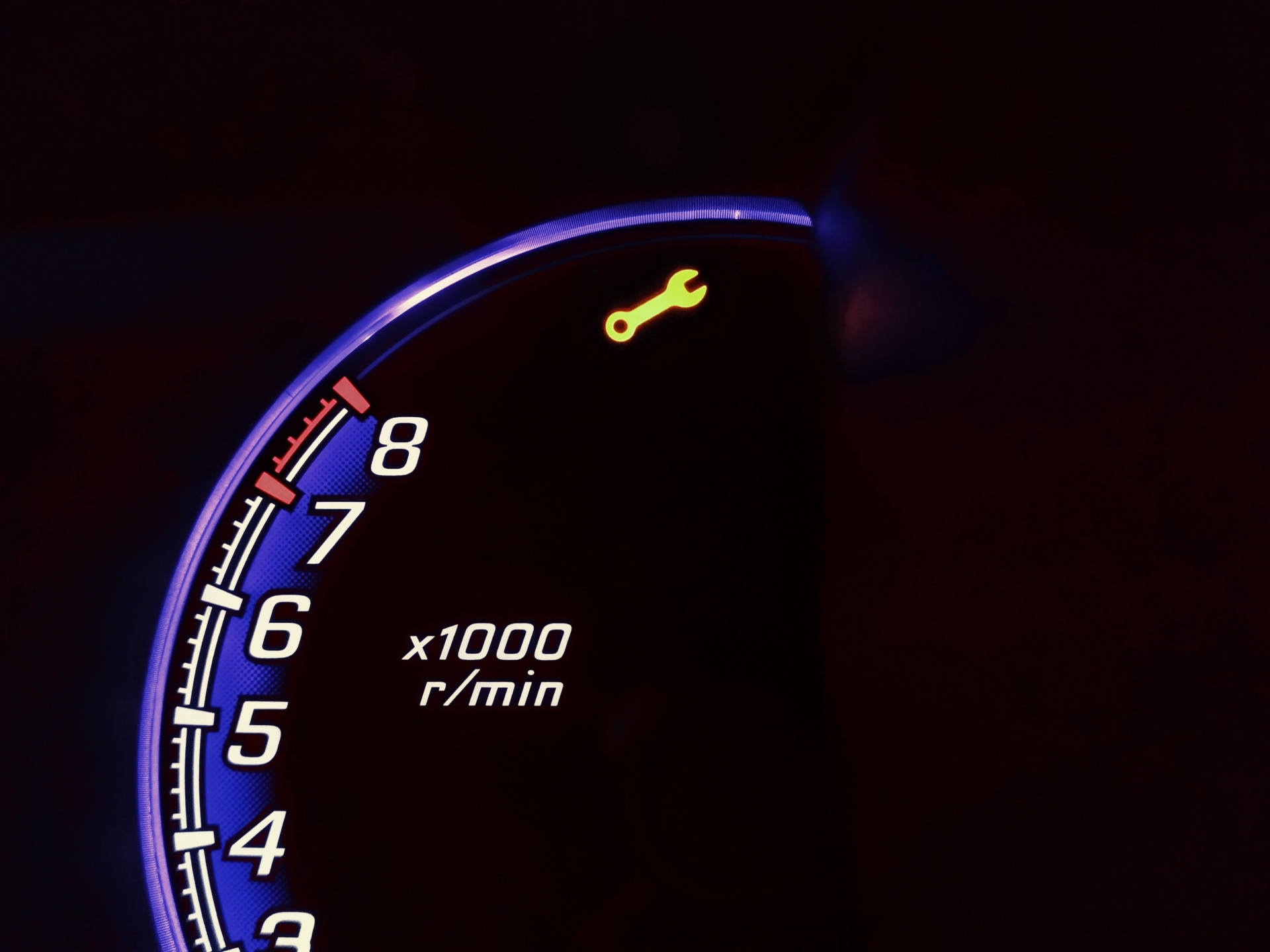 エンジンオイルのメンテナンス表示灯（スパナマーク）が出たら？点灯の仕組みと放置のリスク