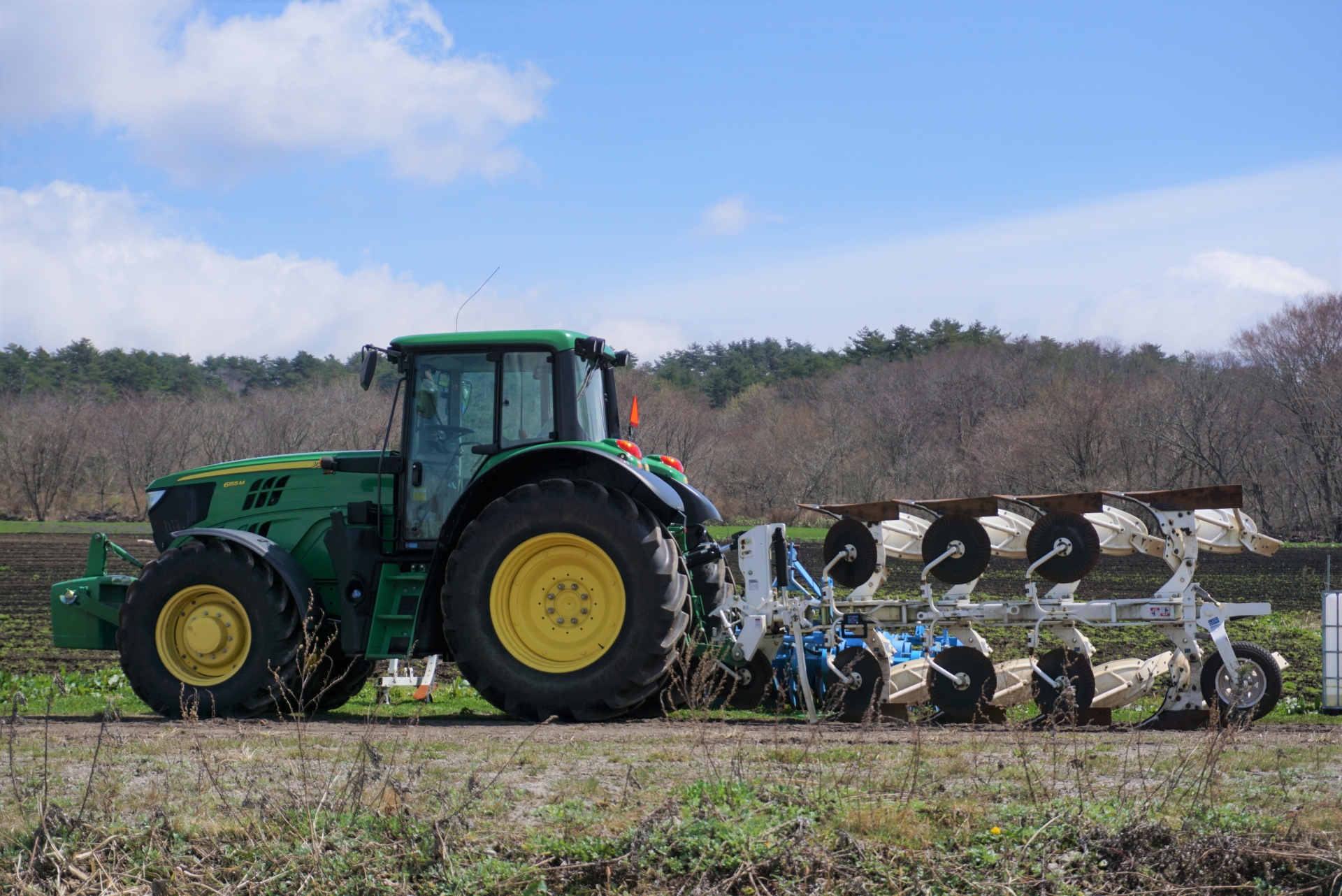 ジョンディア コンバインの特徴と選び方｜導入メリットや中古市場の評価